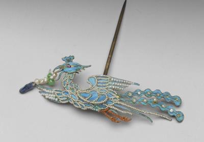 图片[2]-Pair of gilt silver dangling ornaments with kingfisher feather and pearl-and-gemstone inlay in the form of a flying phoenix, Qing dynasty (1644-1911)-China Archive